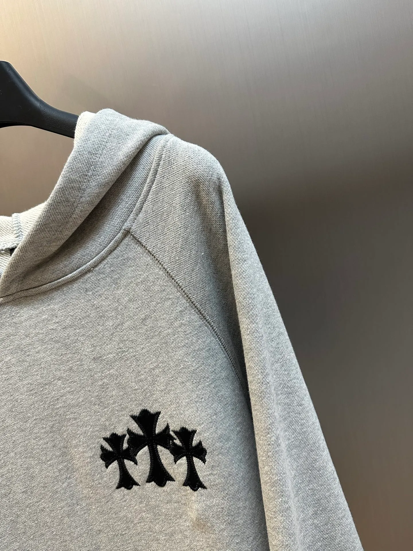 P490 Chrome Hearts Chrome Hearts Logo Hooded Sweatshirt. Customized heavy fortress intertwined air cotton, Chrome Hearts cross patch embroidery decoration on the chest, becoming the ultimate interpretation of dark gothic style. CH Gothic font is the finishing touch on the back panel, making the totem become your spiritual punctuation. The logo iron plate sways slightly with the swing of the body, adding a sense of movement and vitality.  Adopting imported machine appliqué embroidery technology, using advanced computer control systems and precision mechanical components, the Chrome Hearts logo appliqué embroidery operation is realized, presenting an embroidery effect with both clarity and three-dimensionality size: s m l xl